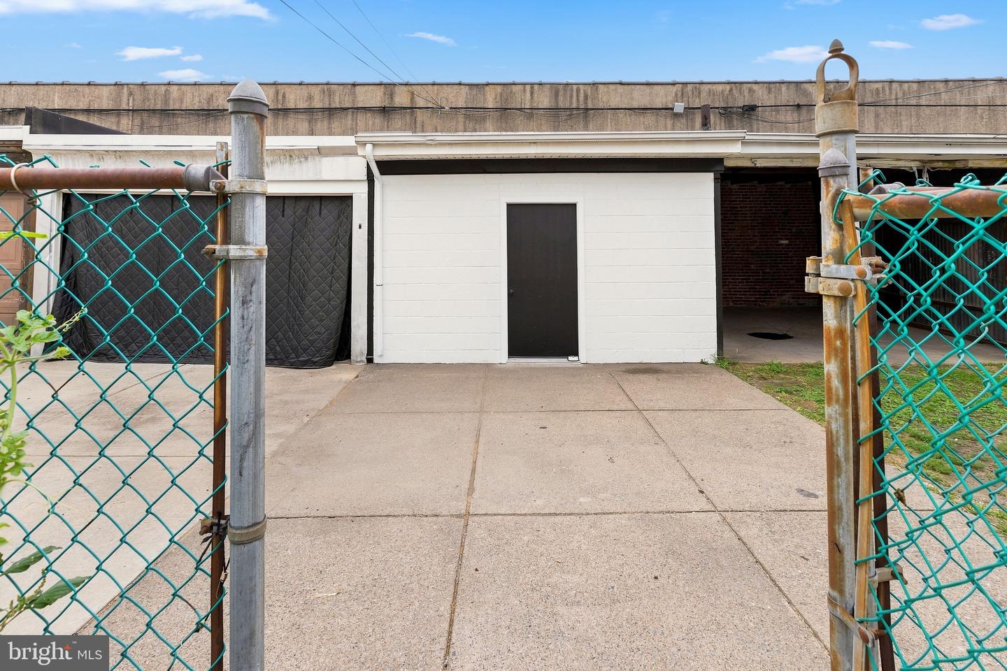 2542 E Monmouth St Property Photo 44
