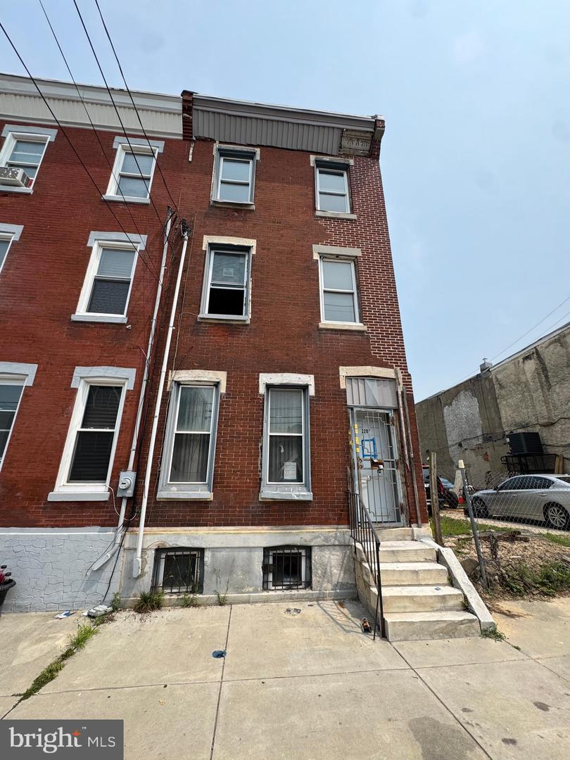2207 W Oxford St Property Photo 1