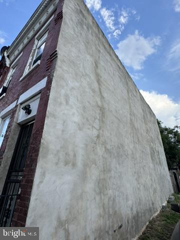 1038 W Monmouth St Property Photo 2