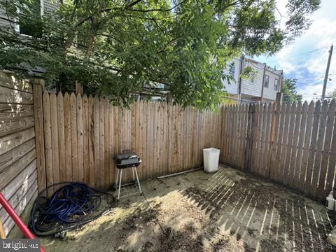 1038 W Monmouth St Property Photo 12