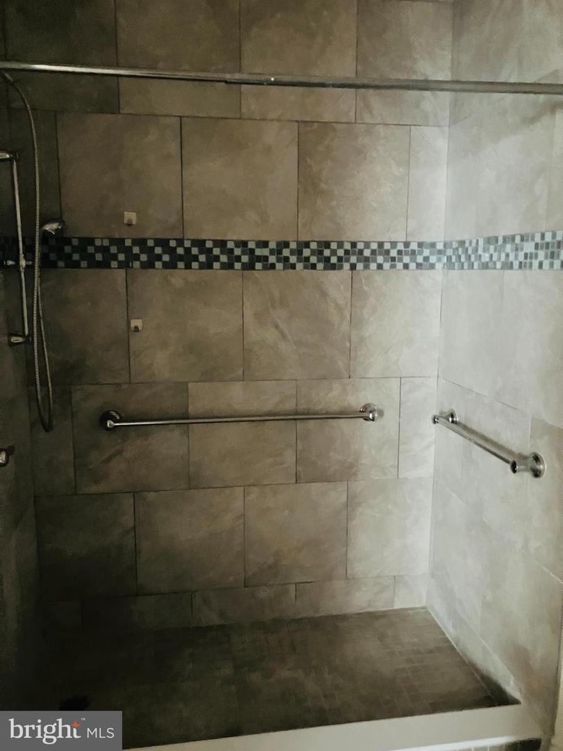 434 S 52nd St #1r Property Photo 3
