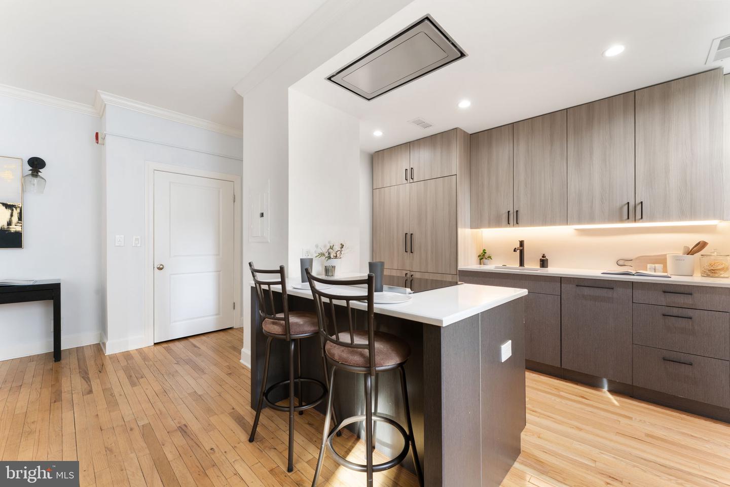 242 S 13th St #e Property Photo 4