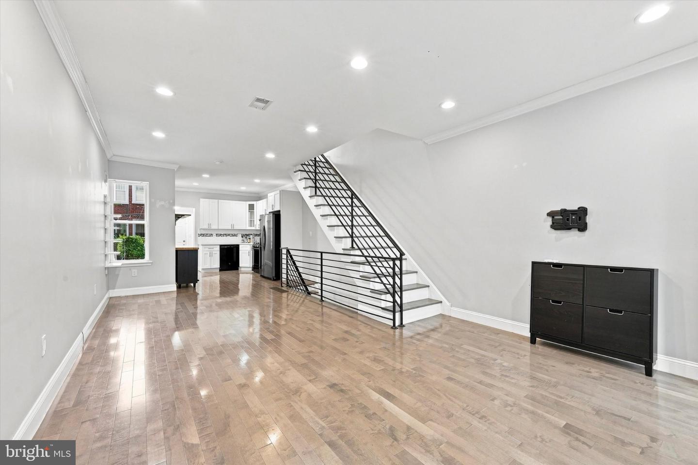 5223 Addison St Property Photo 3