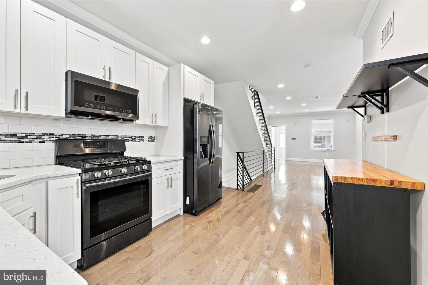 5223 Addison St Property Photo 5