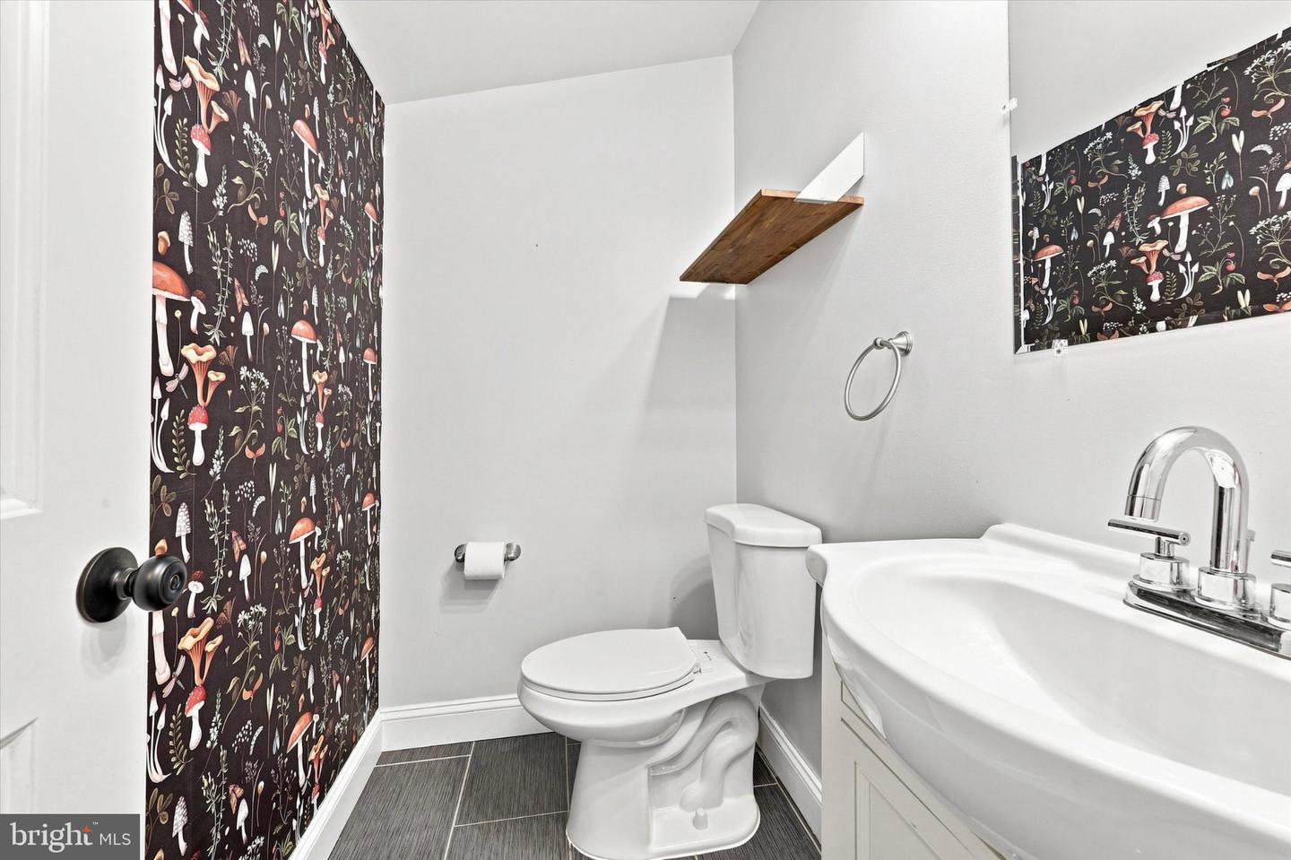 5223 Addison St Property Photo 6