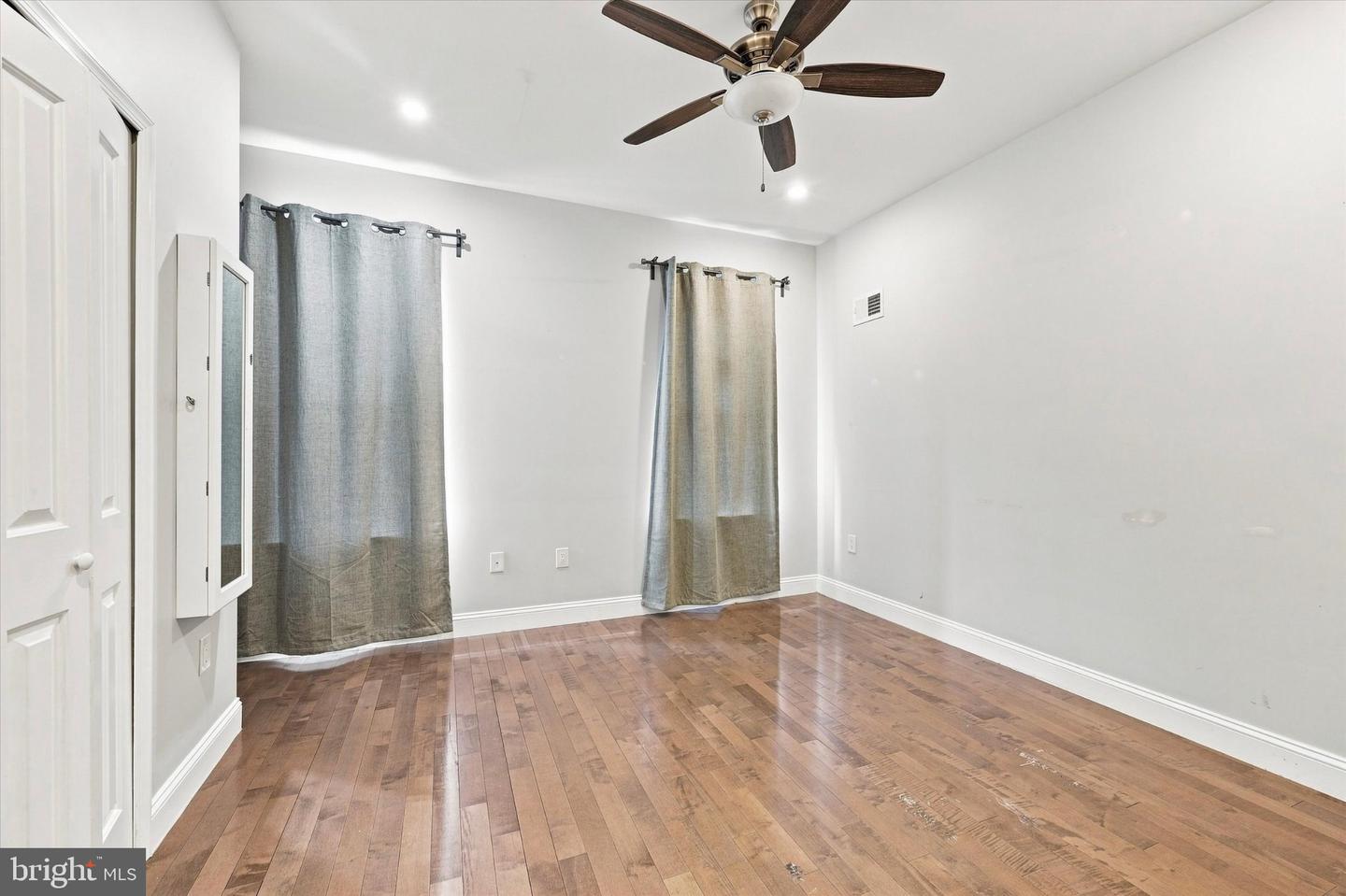 5223 Addison St Property Photo 10