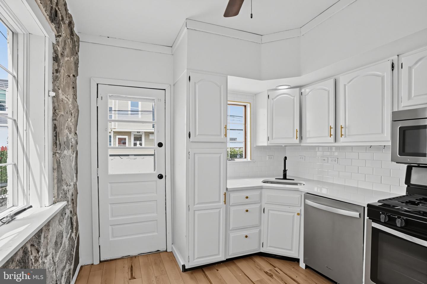 3028 Mercer St Property Photo 9