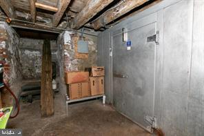 2047 Green St Property Photo 8