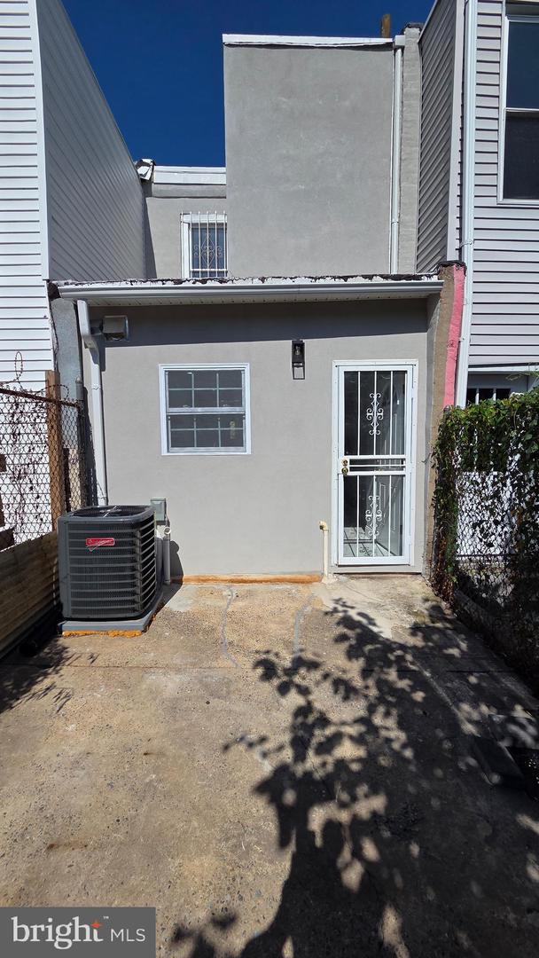 1810 E Albert St Property Photo 5