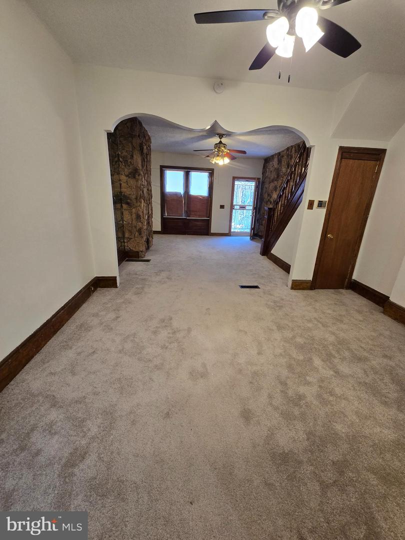 5533 Poplar St Property Photo 3