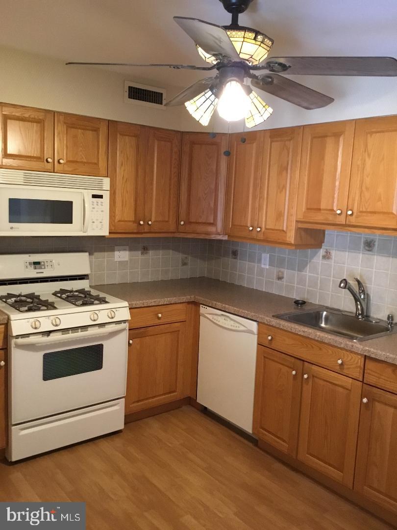 44203-00 Delaire Landing Rd #203 Property Photo 6