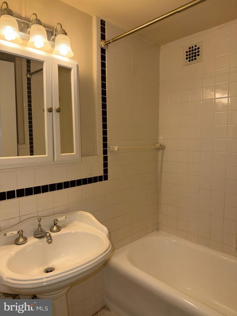 1324 Locust St #206 Property Photo 18