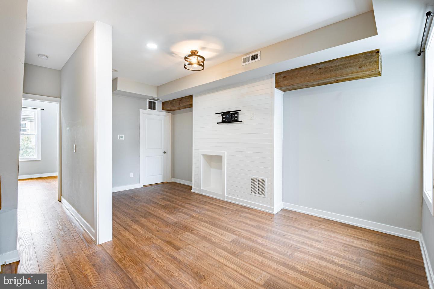 168 Green Ln #unit 2 Property Photo 3