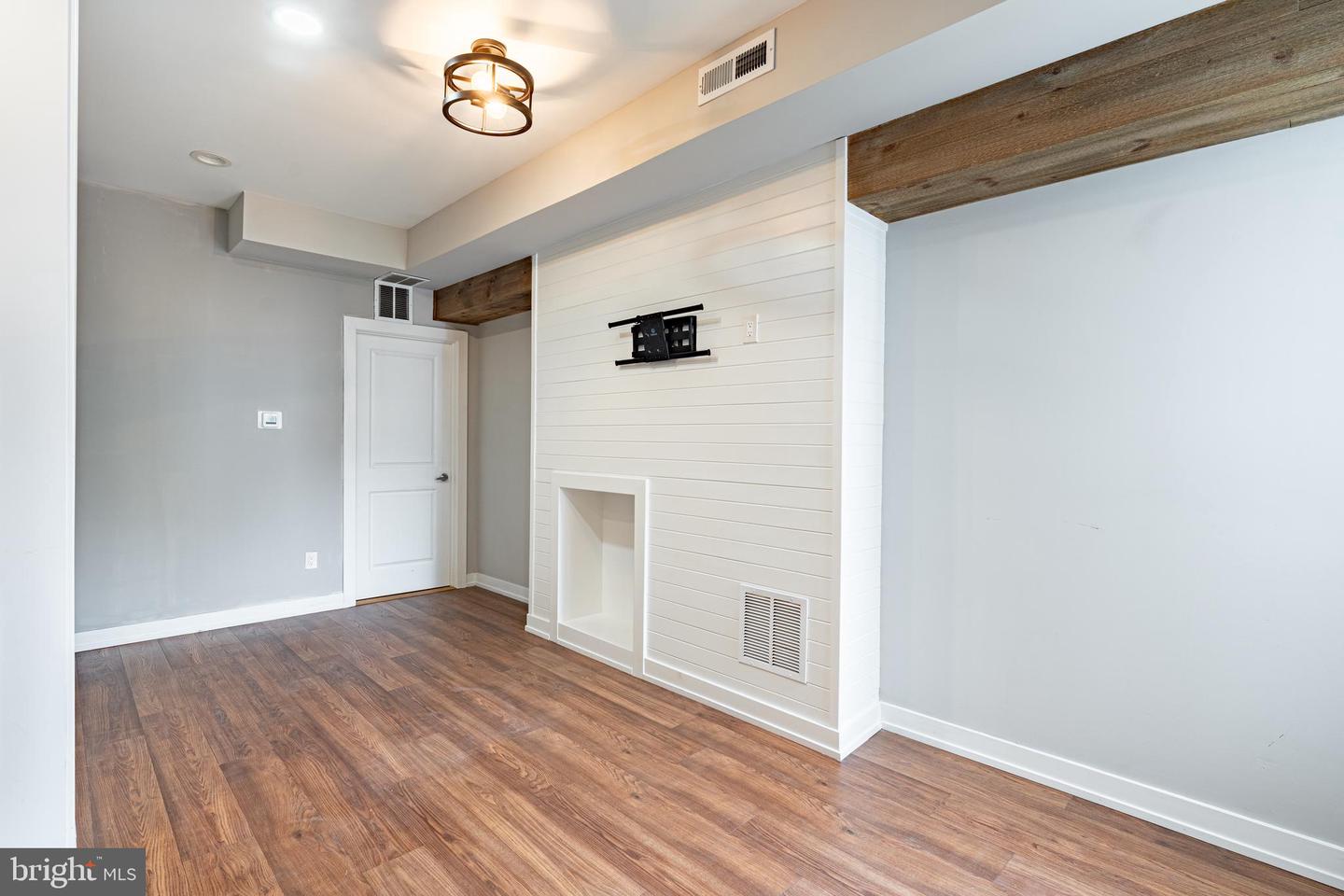 168 Green Ln #unit 2 Property Photo 4