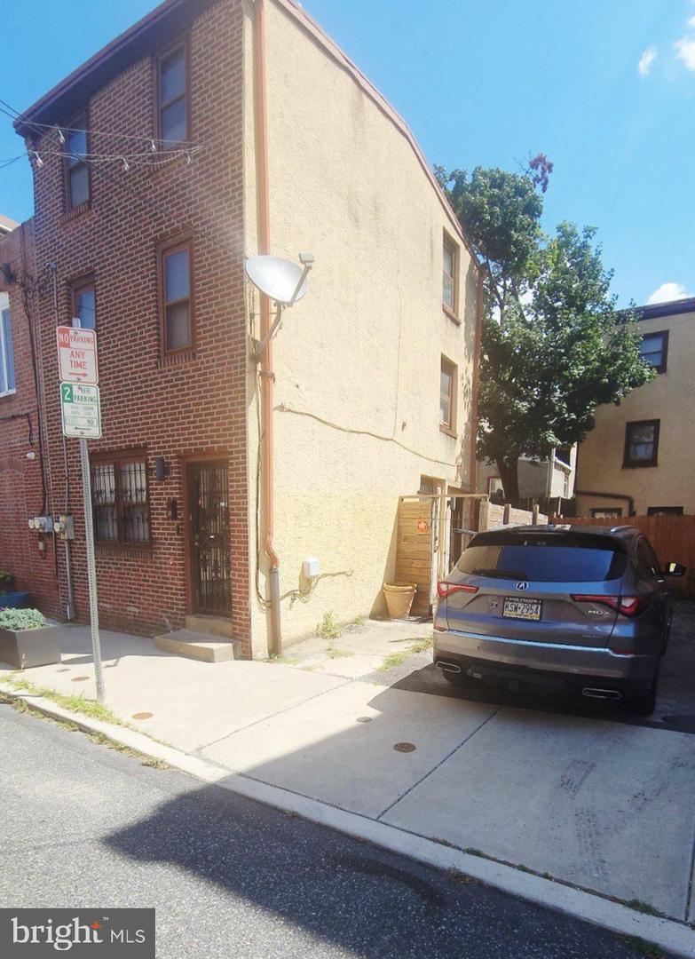 1043 N Leithgow St Property Photo 2