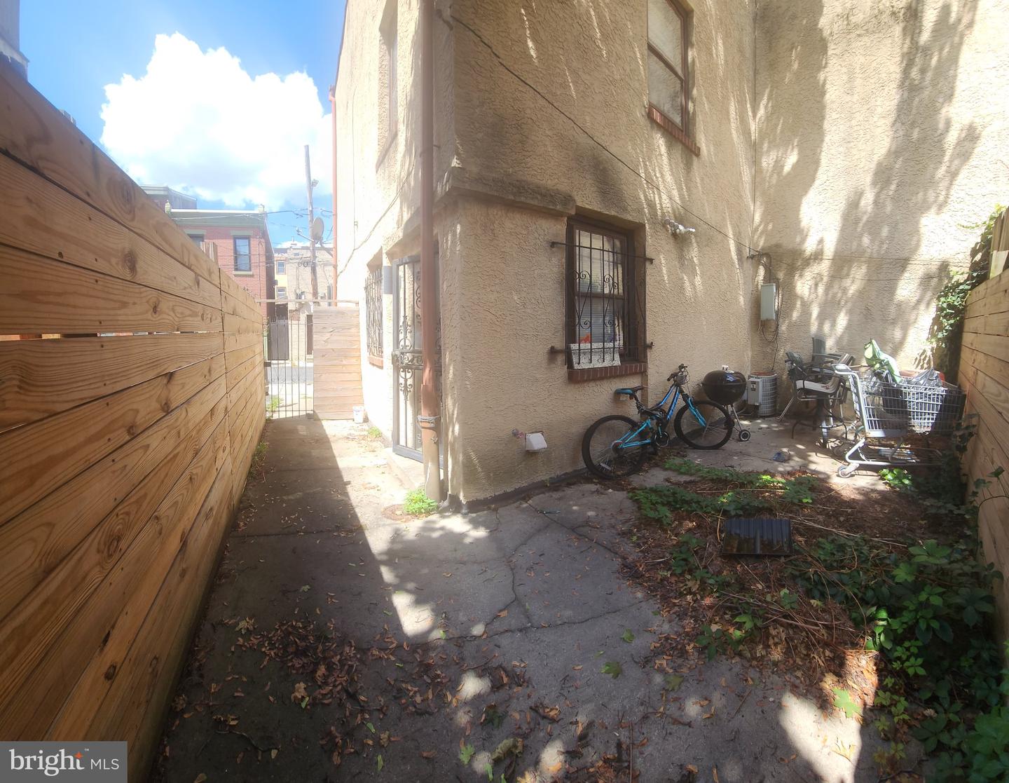 1043 N Leithgow St Property Photo 4