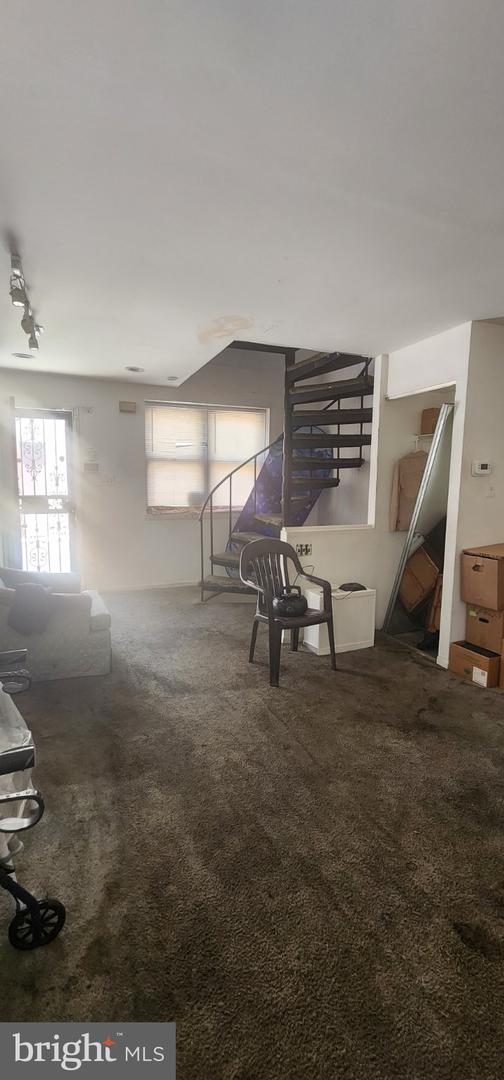 1043 N Leithgow St Property Photo 5