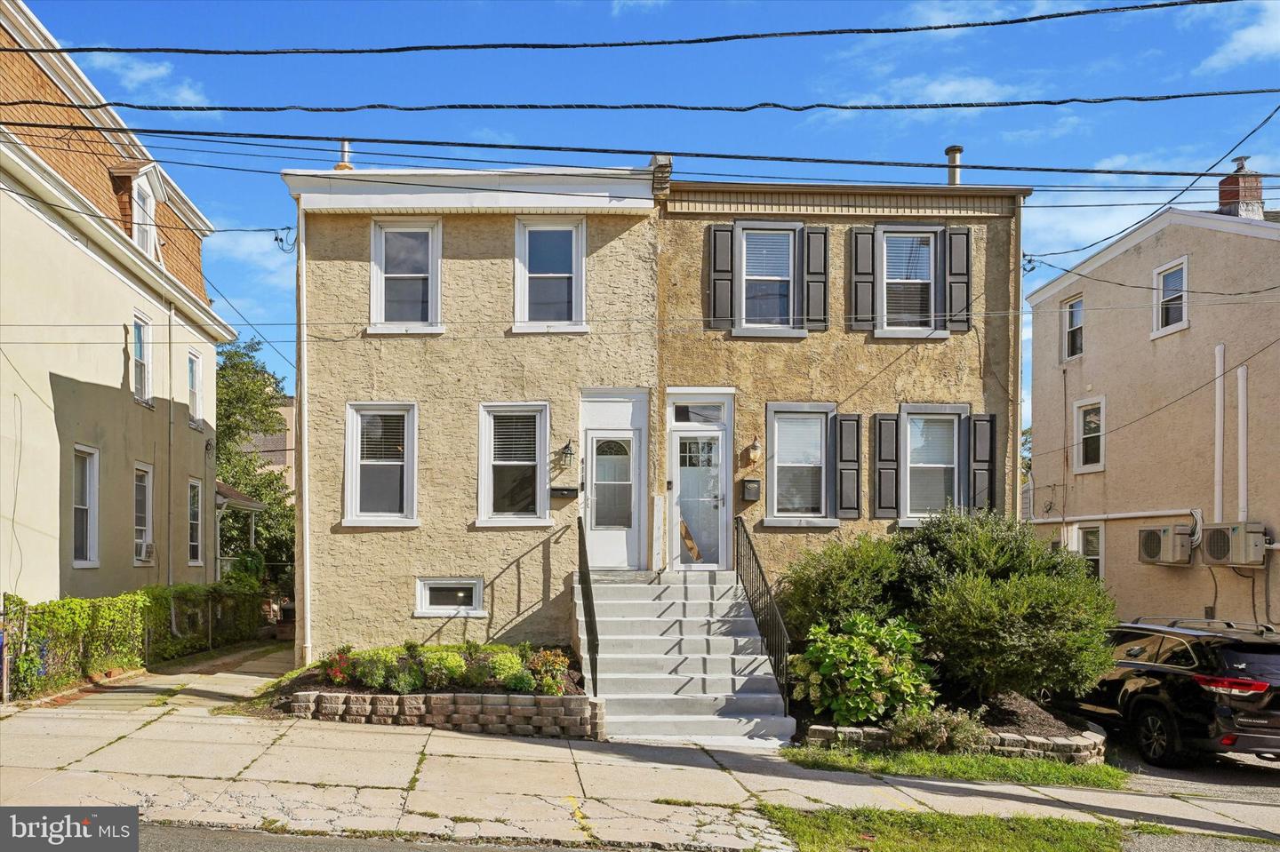 411 LEVERINGTON AVE Property Photo 1