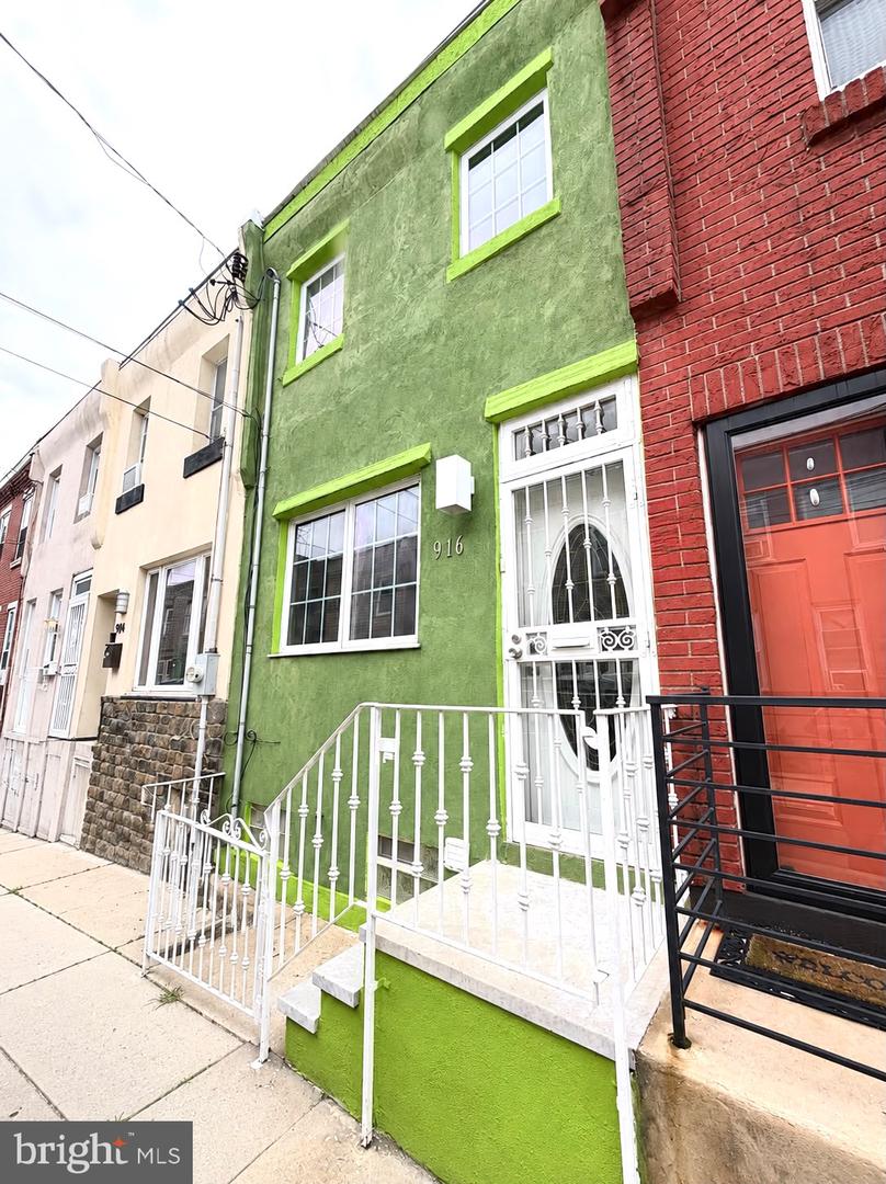 916 Sigel St Property Photo 1