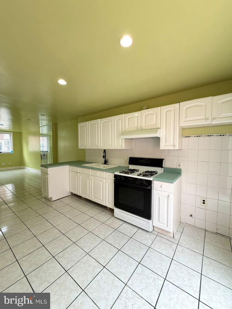 916 Sigel St Property Photo 3