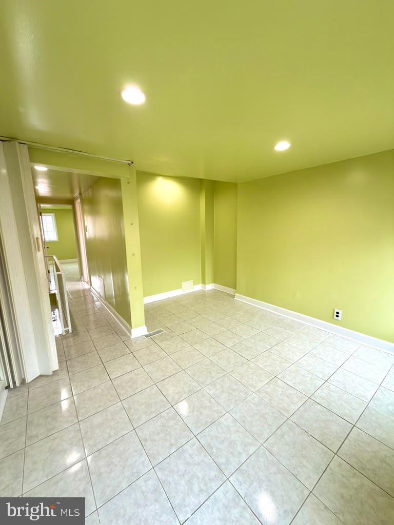 916 Sigel St Property Photo 5