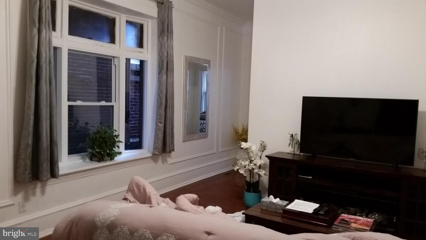 2034 Delancey Pl #2r Property Photo 2