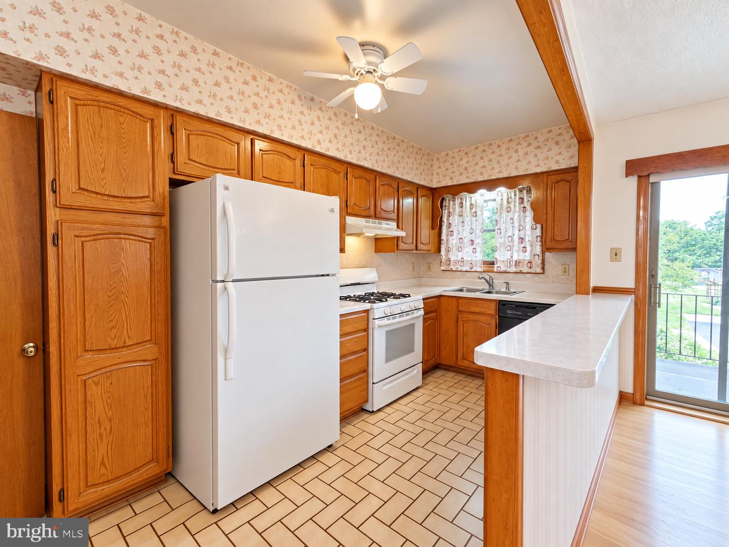 7411 Elmwood Ave Property Photo 4