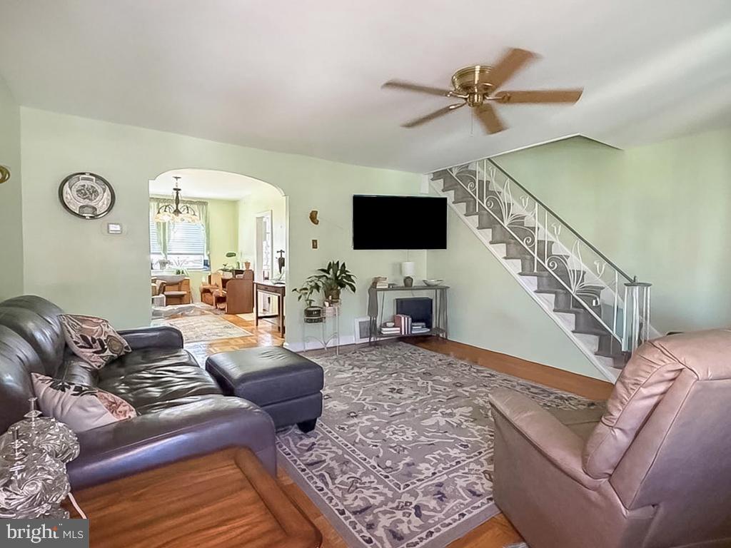 3527 Lansing St Property Photo 6