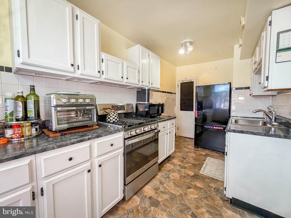3527 Lansing St Property Photo 8