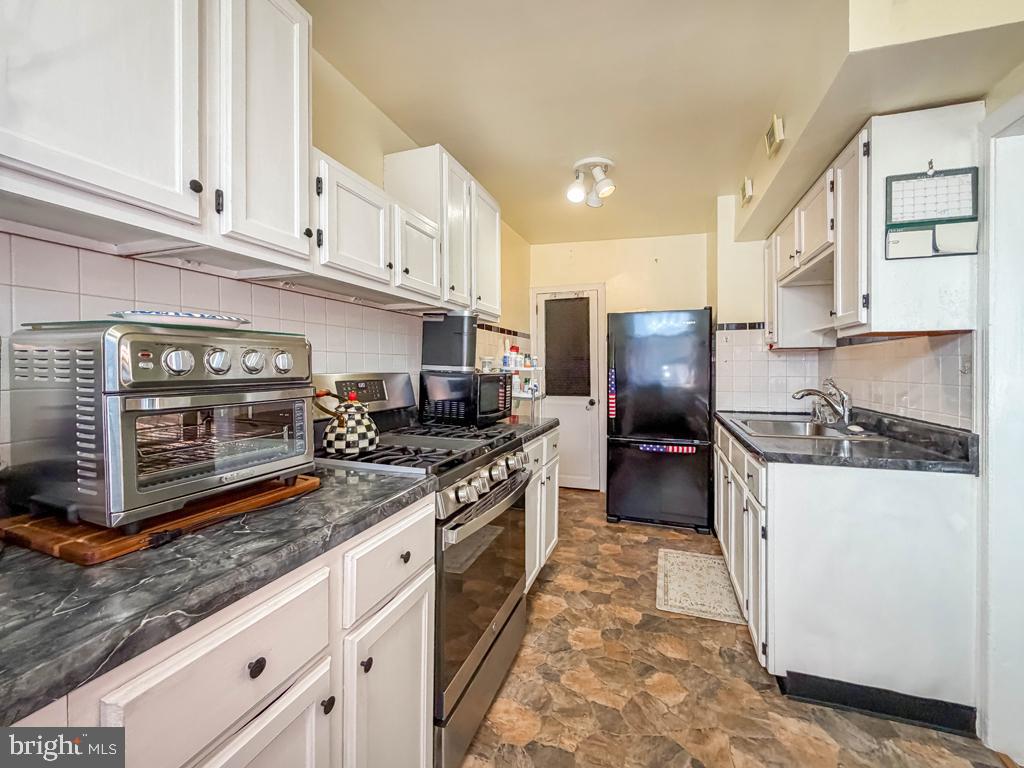 3527 Lansing St Property Photo 9