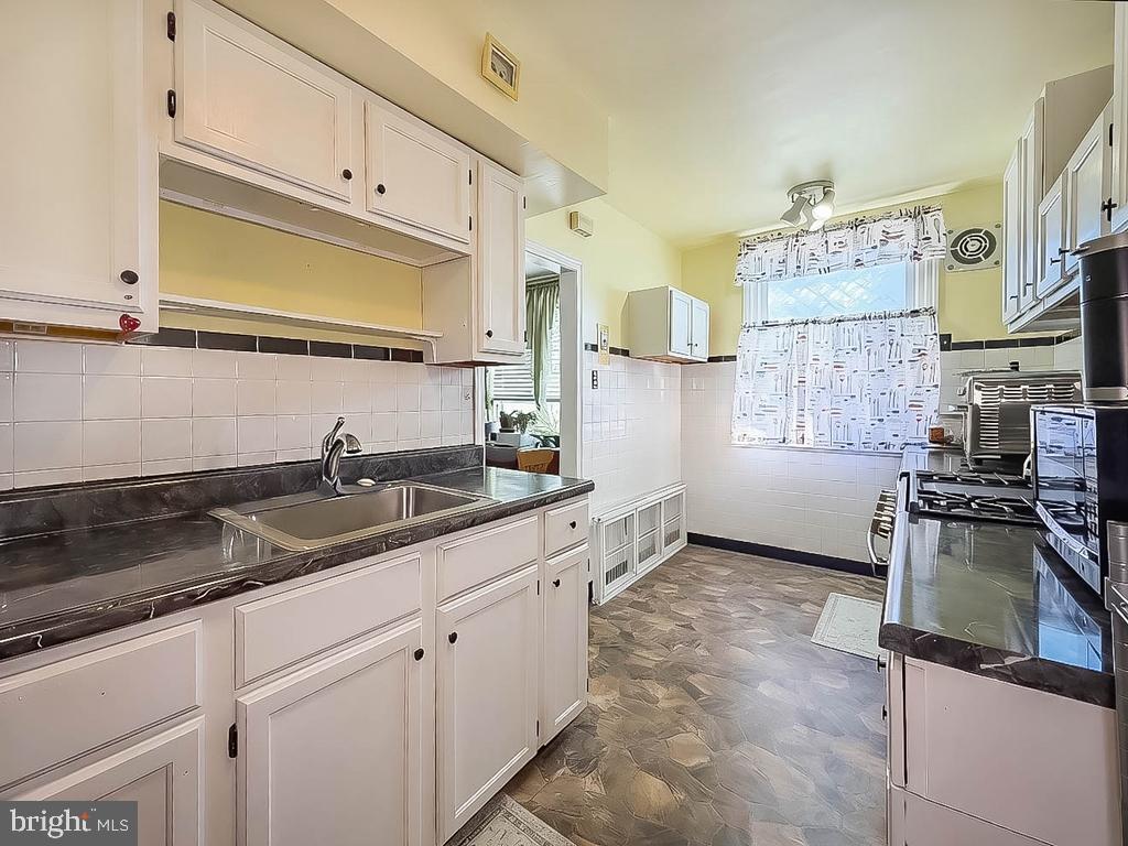 3527 Lansing St Property Photo 12