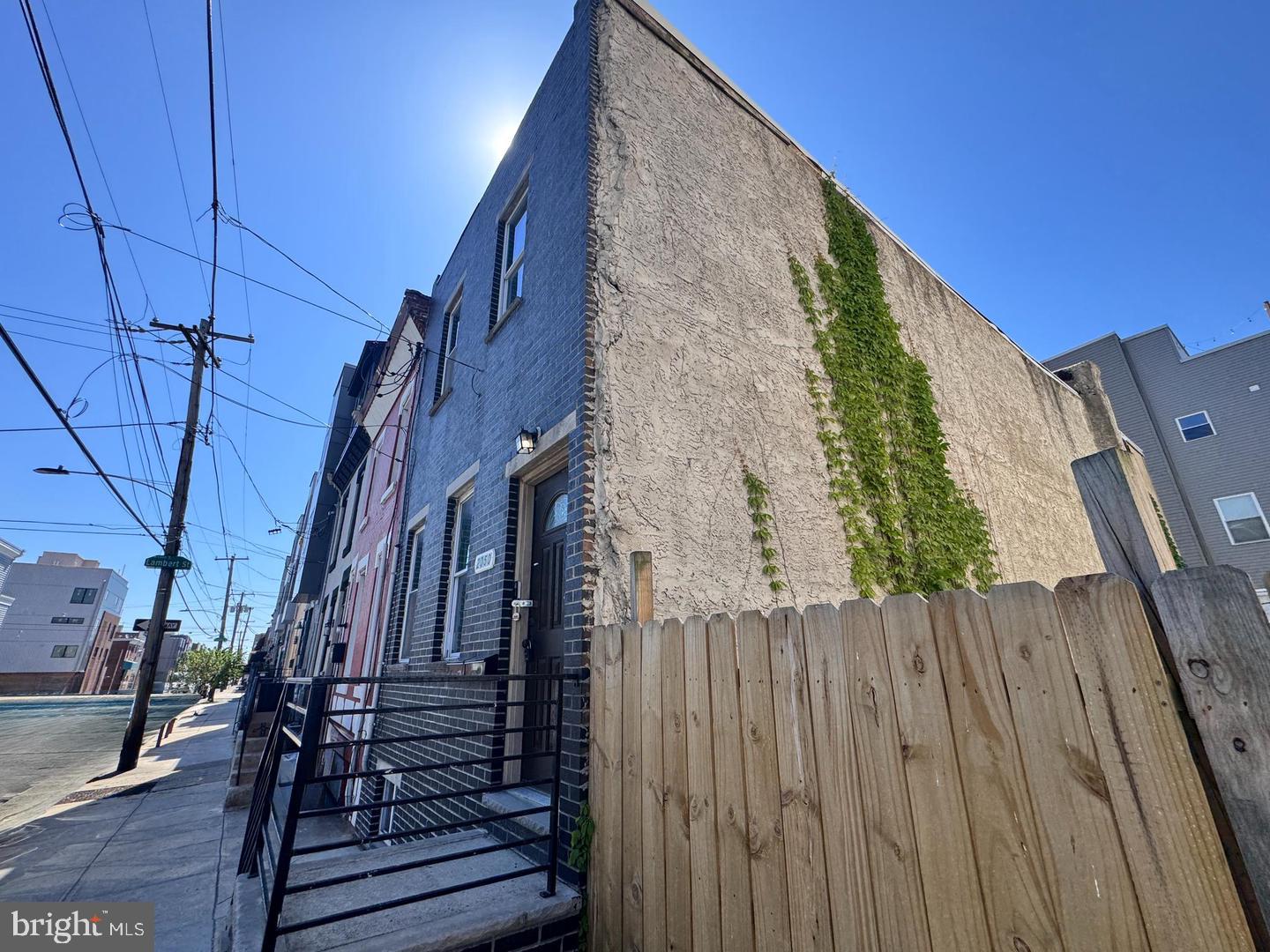 2050 Reed St Property Photo 3
