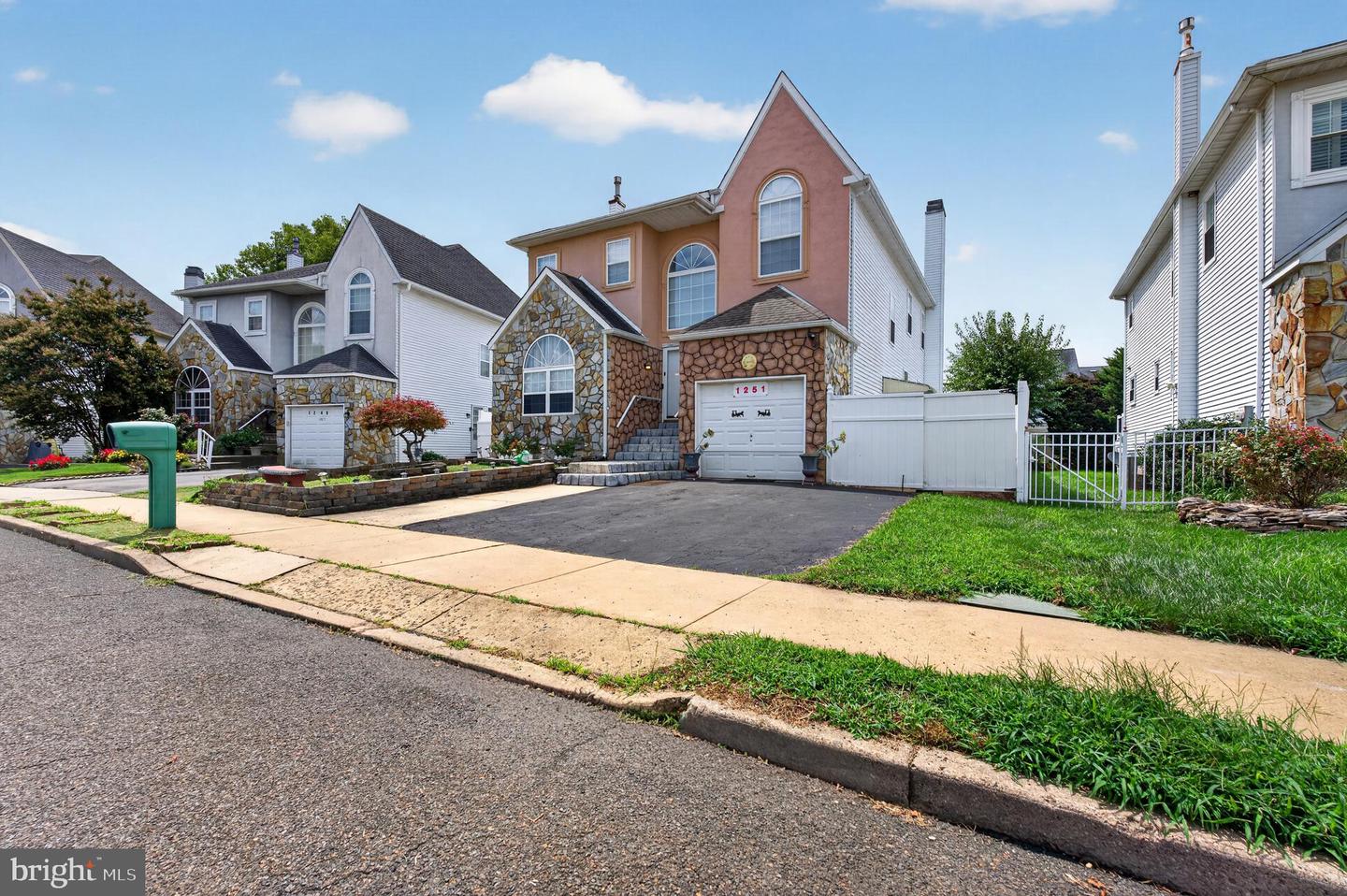 1251 Serota Pl Property Photo 3