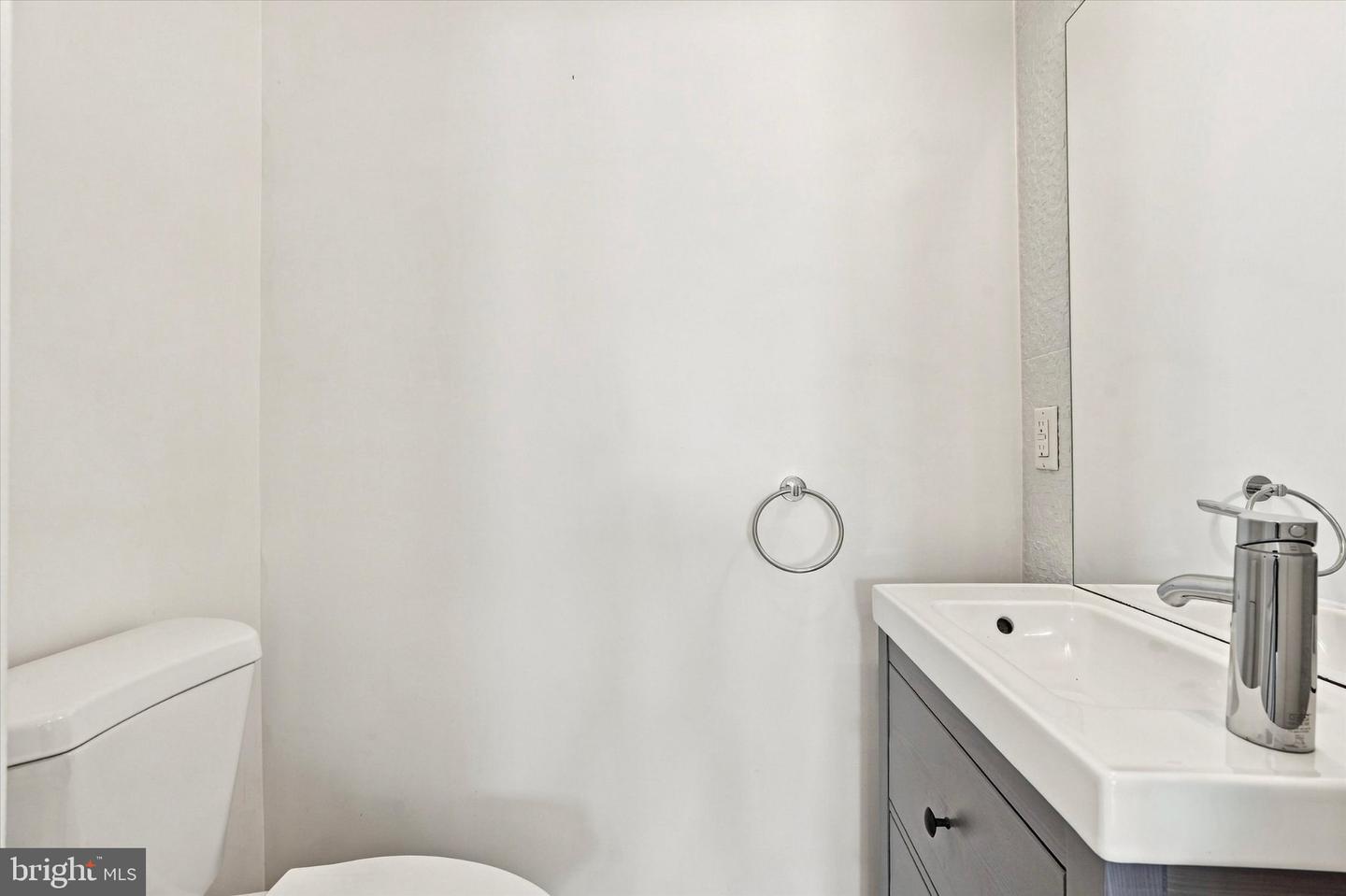 1232 N Hollywood St Property Photo 6