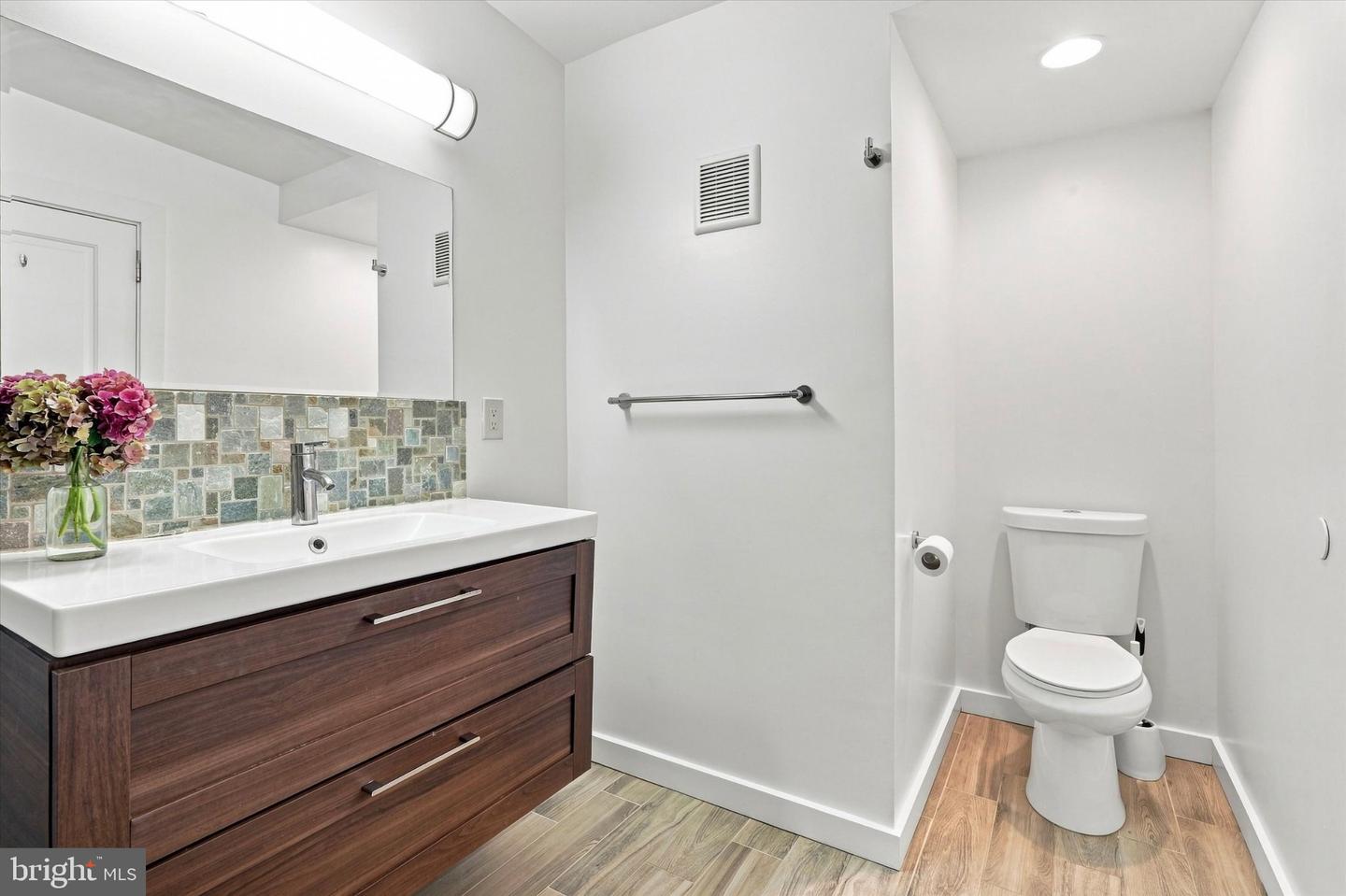 1232 N Hollywood St Property Photo 18
