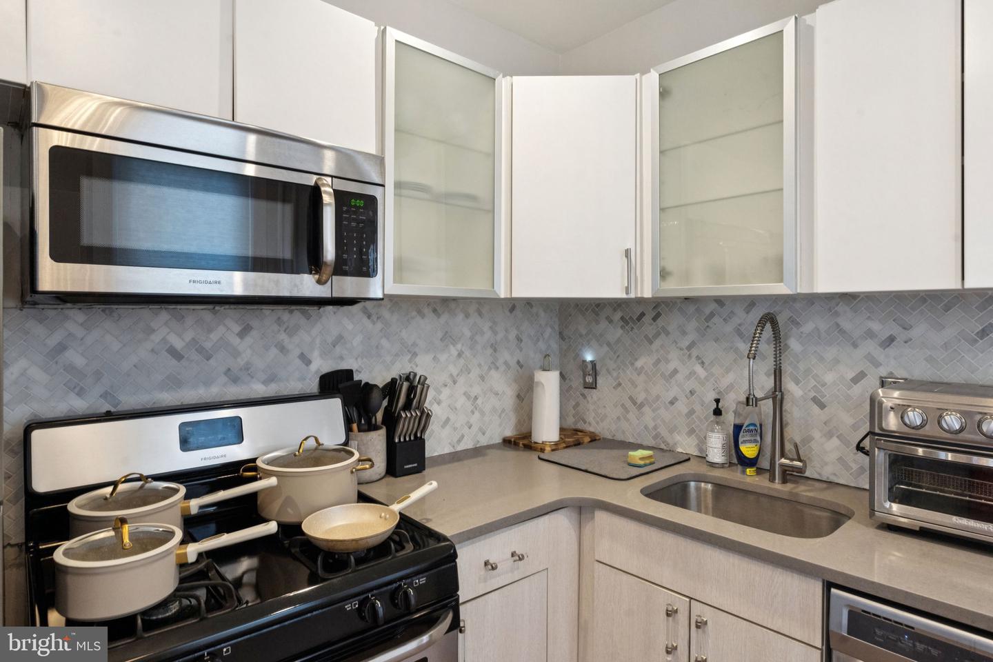 2511 E Oakdale St Property Photo 6
