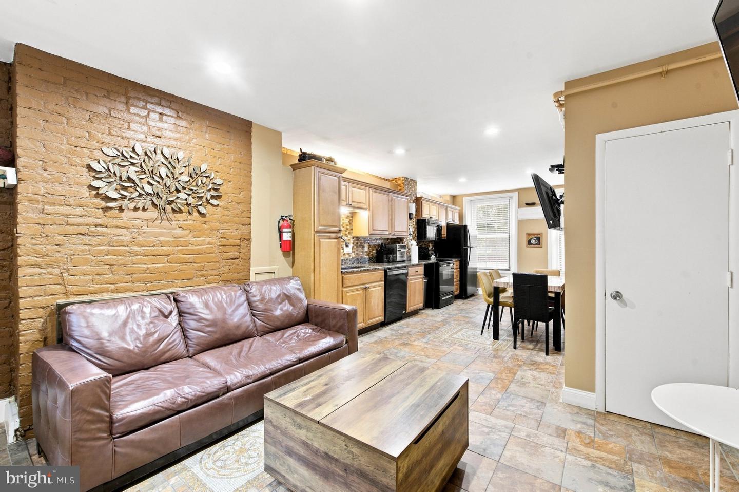 4 S Strawberry St Property Photo 10