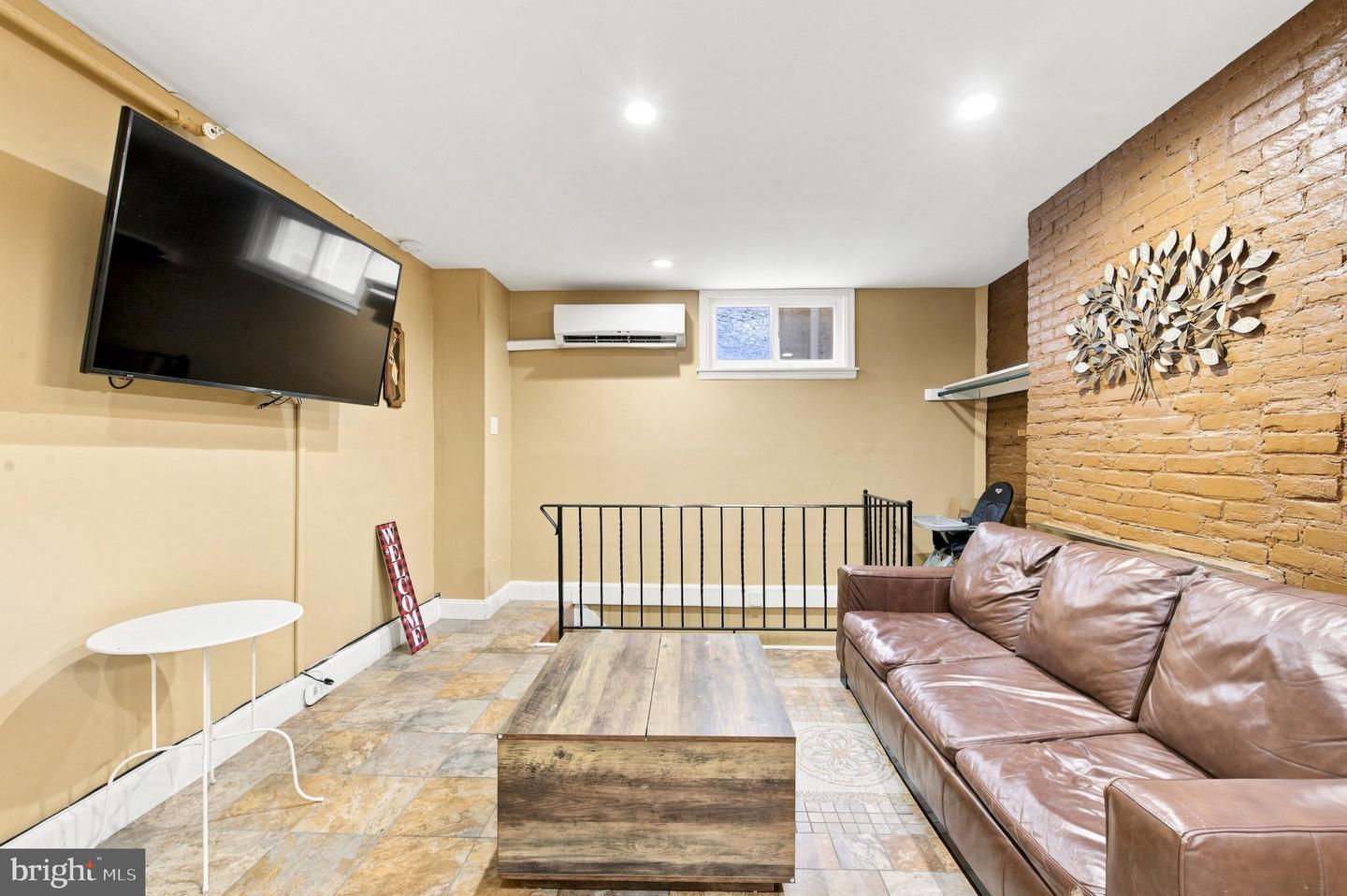 4 S Strawberry St Property Photo 11