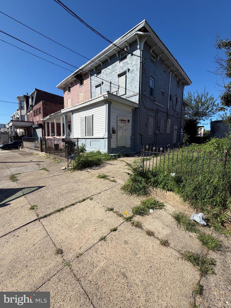 2020-22 E Madison St Property Photo 3