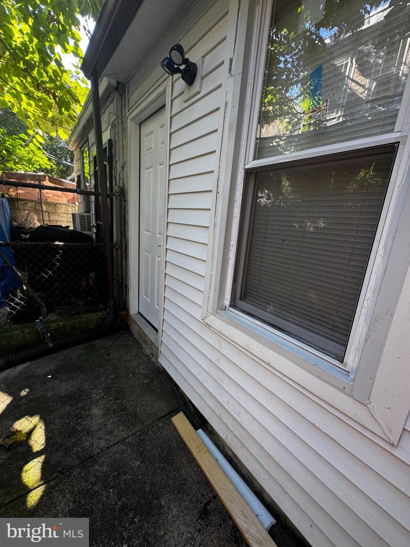 625 E Thayer St Property Photo 8