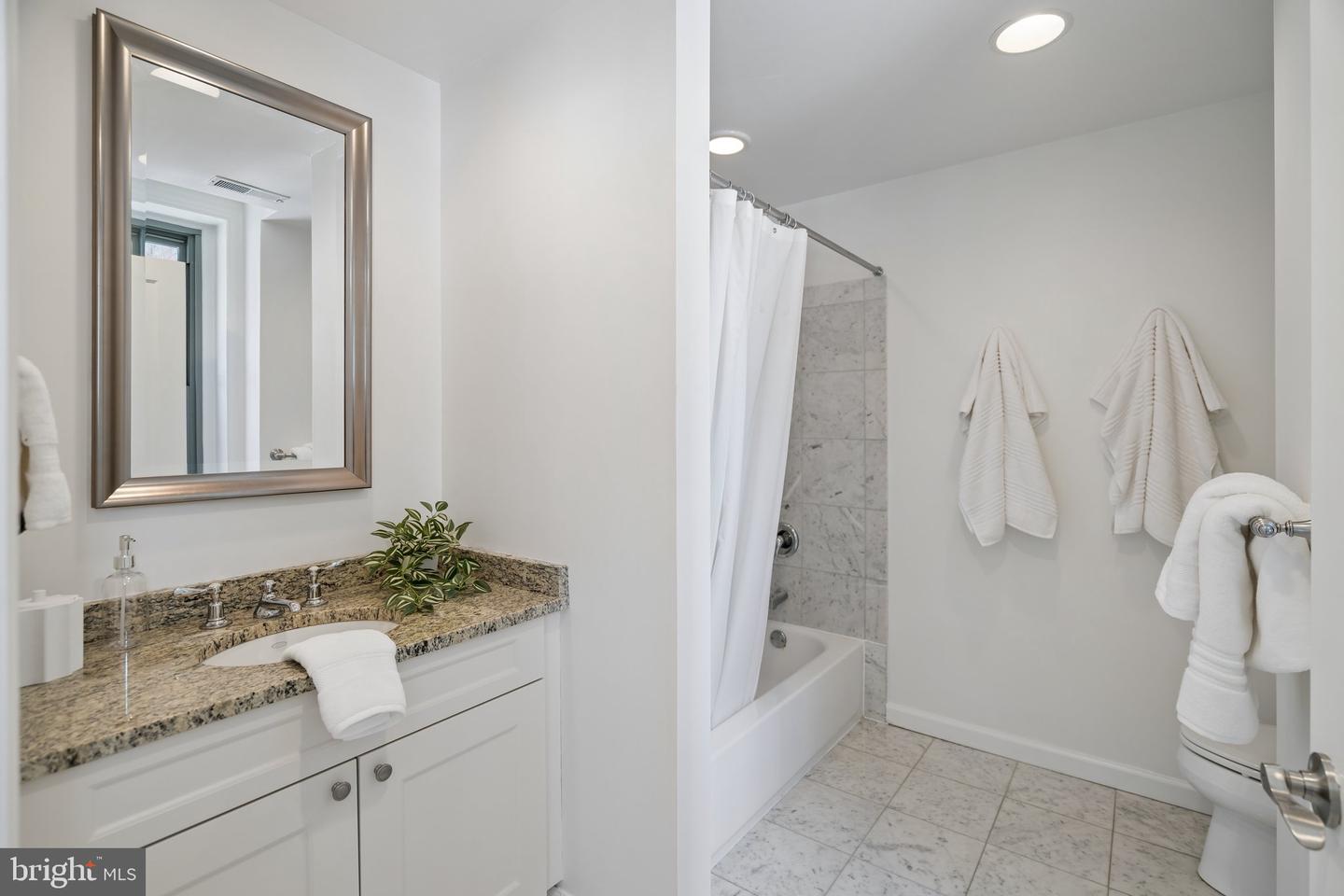 1811 Chestnut St #402 Property Photo 24