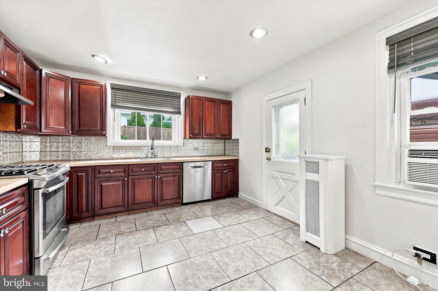 6493 Woodcrest Ave Property Photo 12