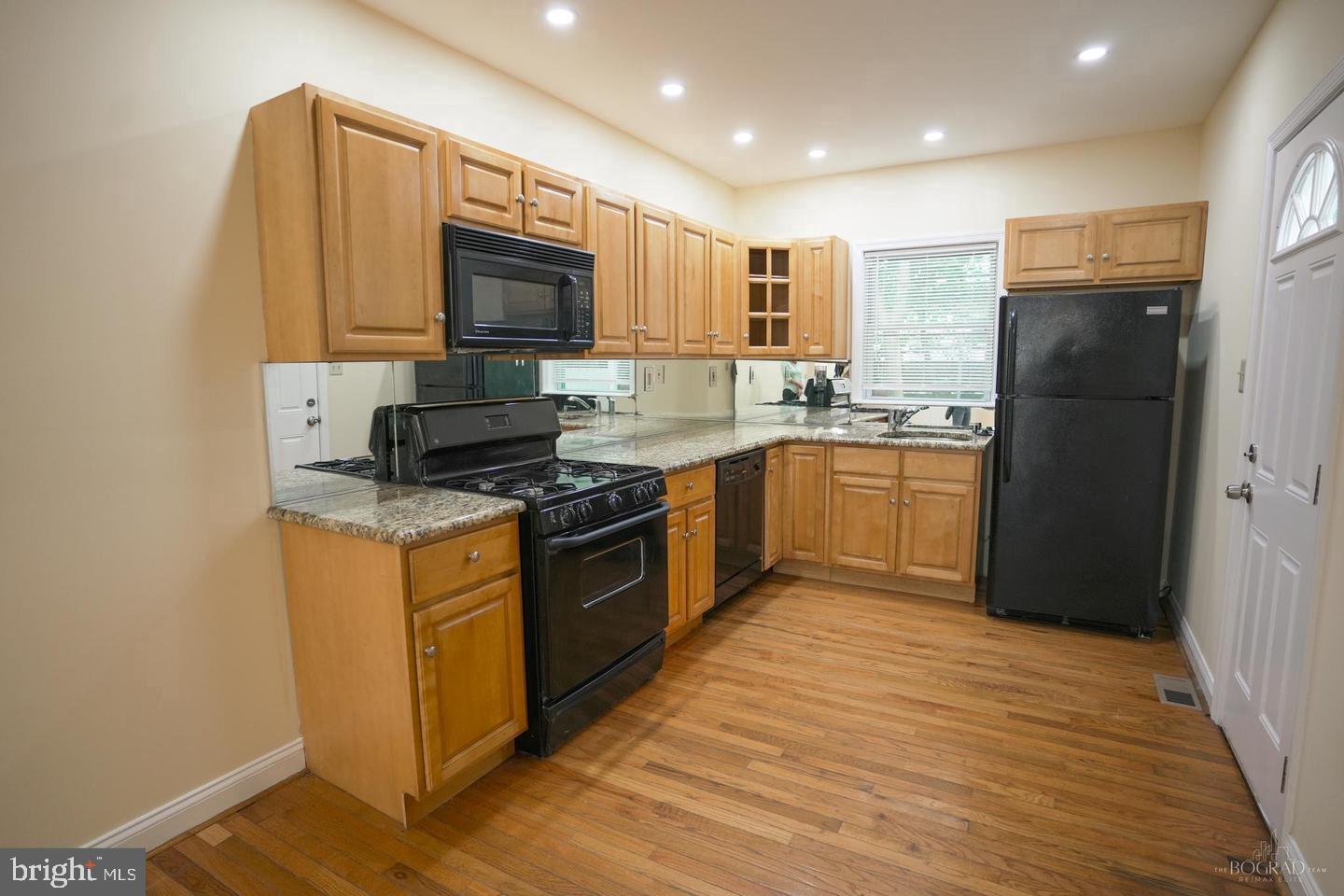 2321 E Boston St Property Photo 6