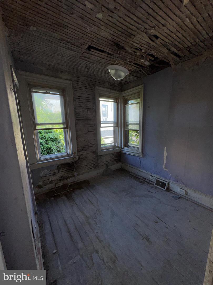 2540 N Gratz St Property Photo 9