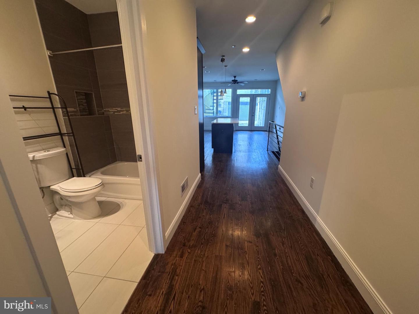 1217 Green St #b Property Photo 4