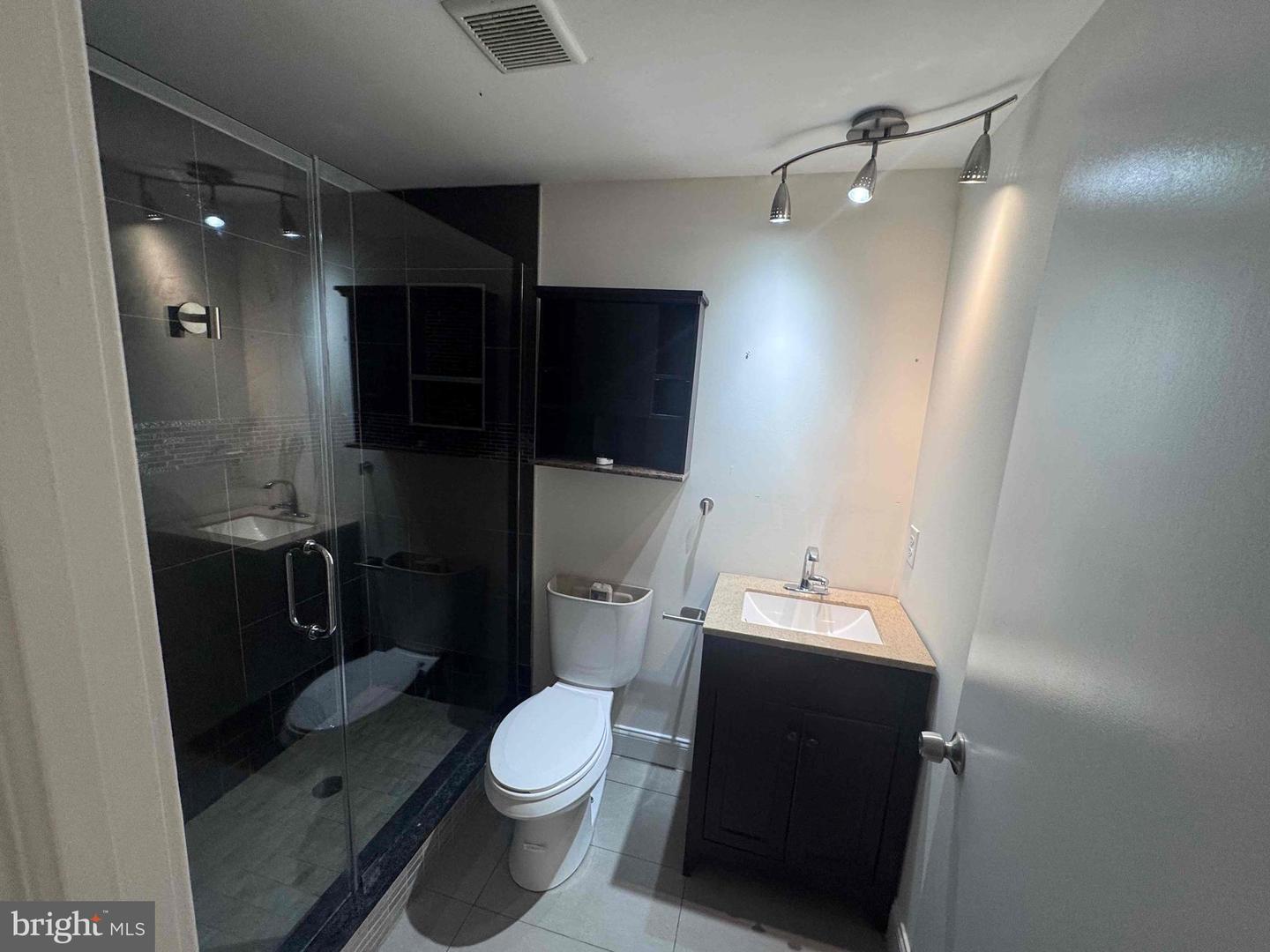 1217 Green St #b Property Photo 13