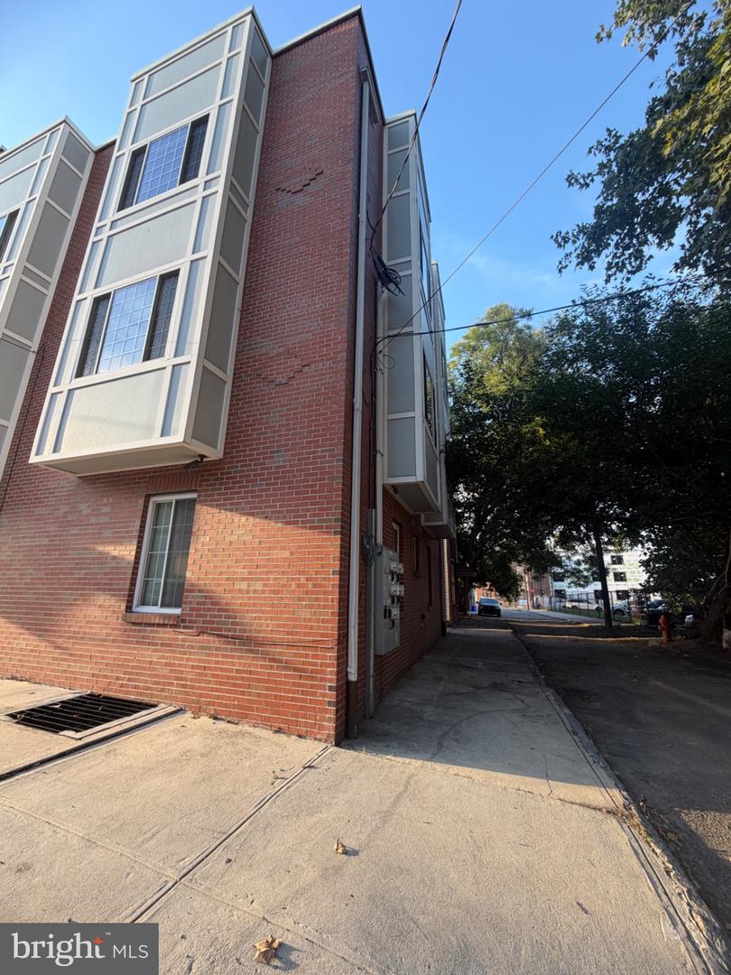 1023-25 Wallace St Property Photo 1
