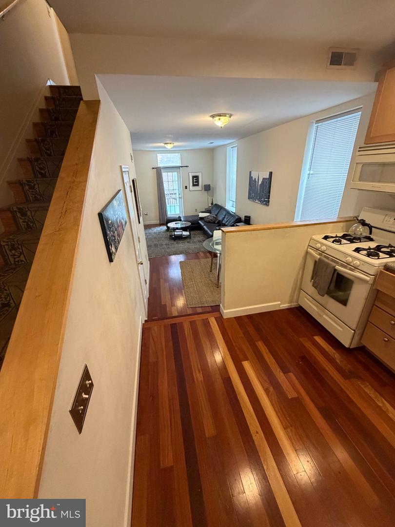 2017-19 Fairmount Ave Property Photo 3