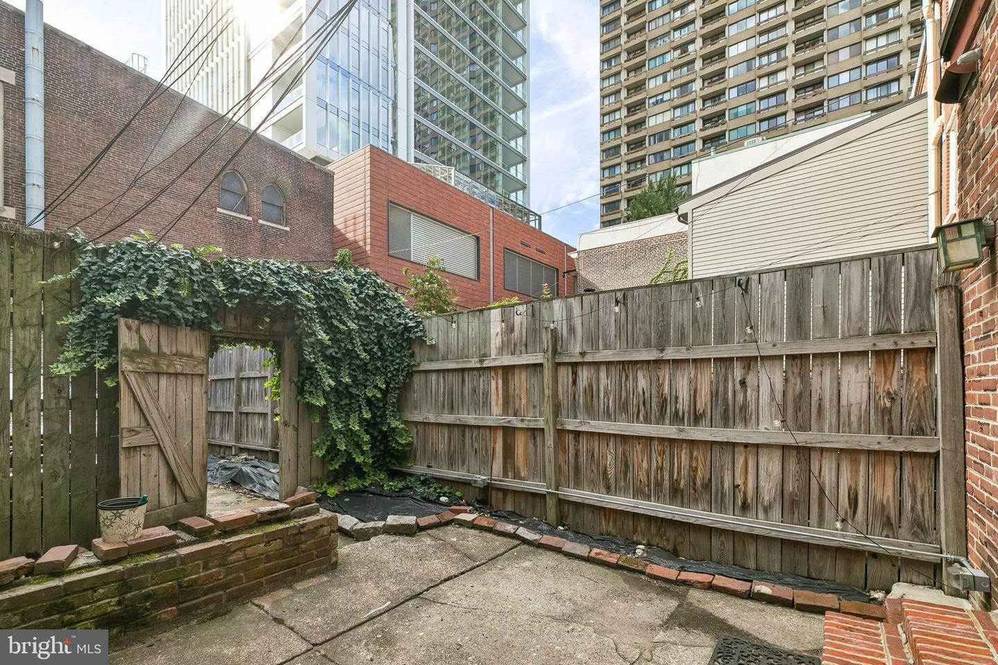320 S Juniper St Property Photo 27