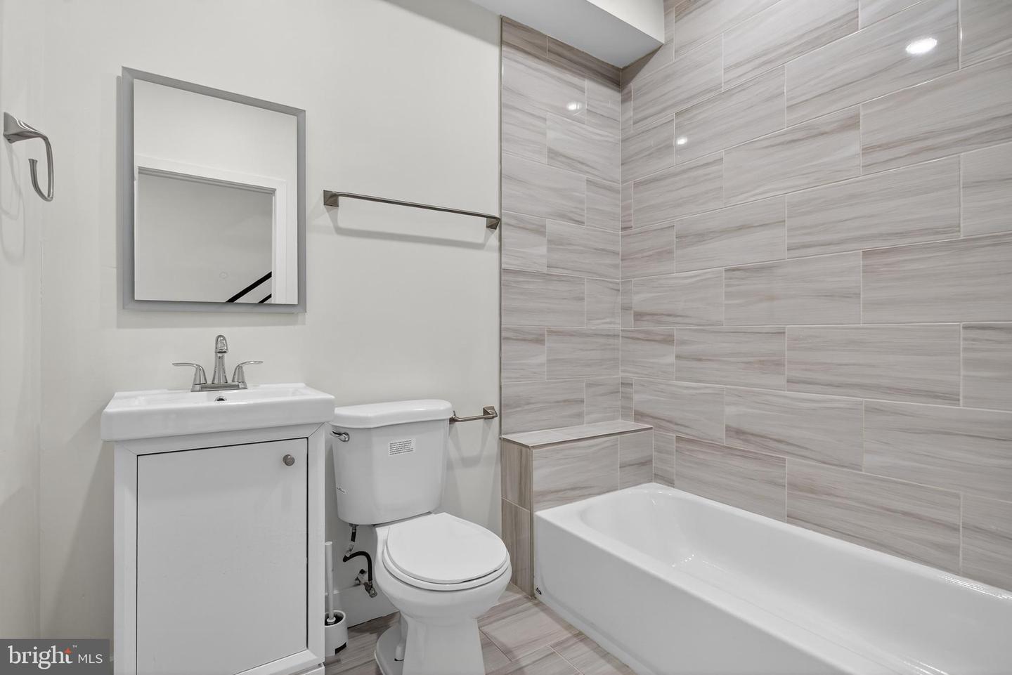2407 W Seybert St Property Photo 23